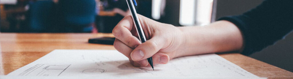 Eine Hand die einen Bauplan zeichnet