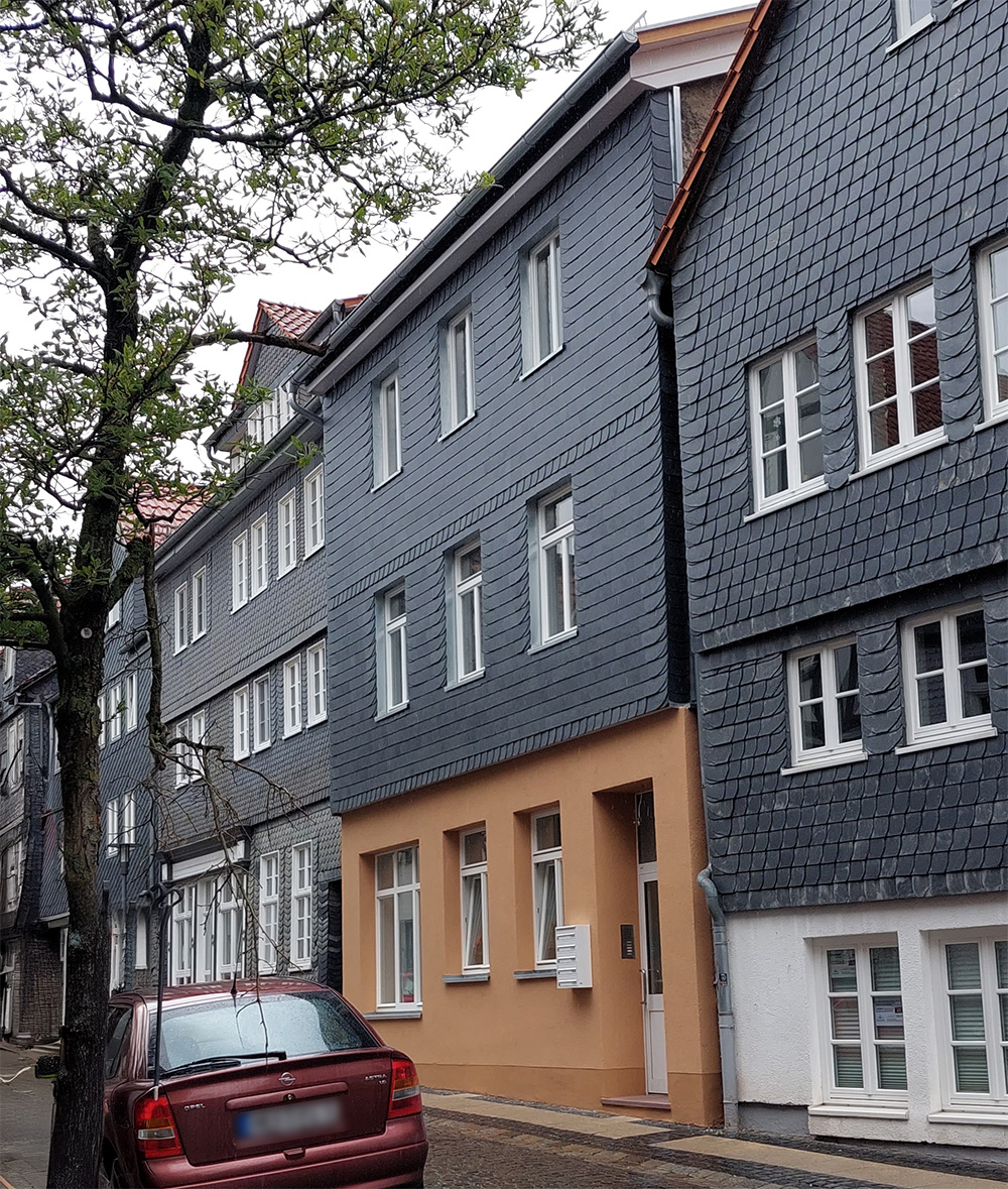 Eine Reihe von Fachwerkhäusern mit Verkleidung aus Schieferplatten